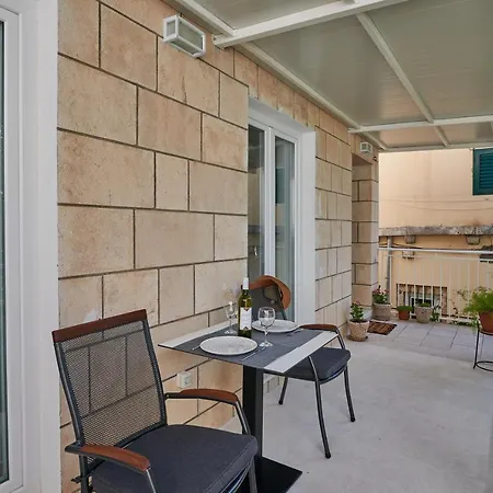 Newly Renovated Apt. Near To Entrance To Old Town Apartman