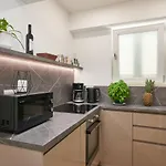 Newly Renovated Apt. Near To Entrance To Old Town Apartman *