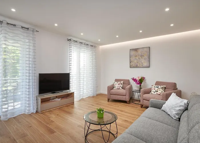 Newly Renovated Apt. Near To Entrance To Old Town * Дубровник